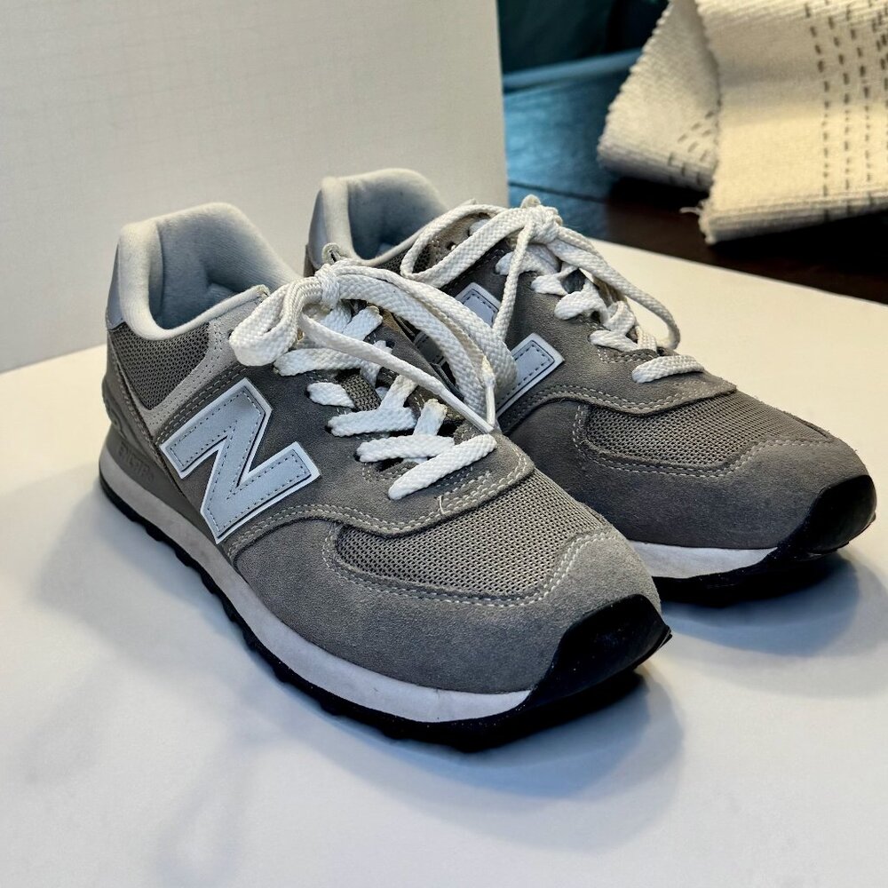 New Balance 574 Sz 8 - super comfy and cute!